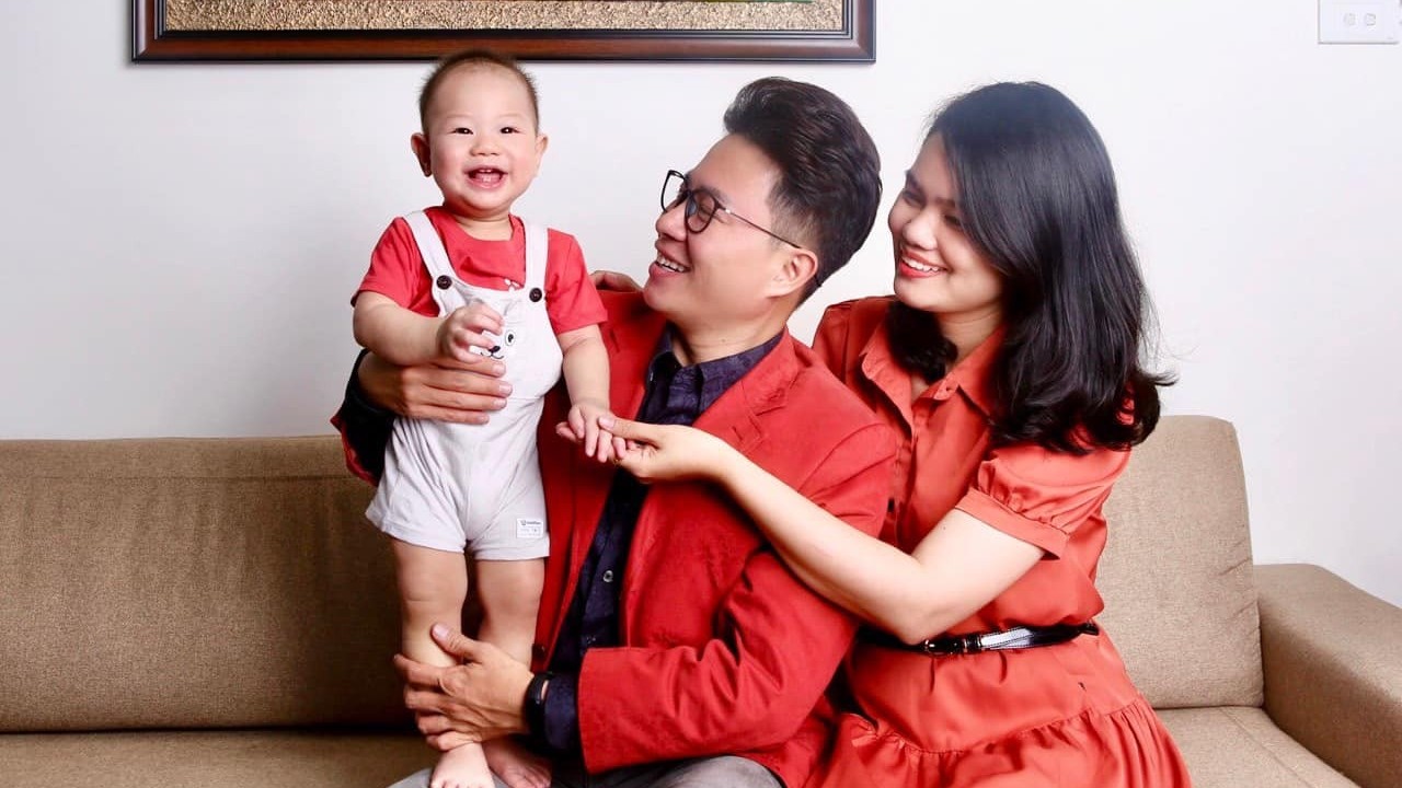 MC Trịnh Lê Anh hạnh phúc bên vợ trẻ và con trai, ca sĩ Phương Linh đẹp như nàng thơ