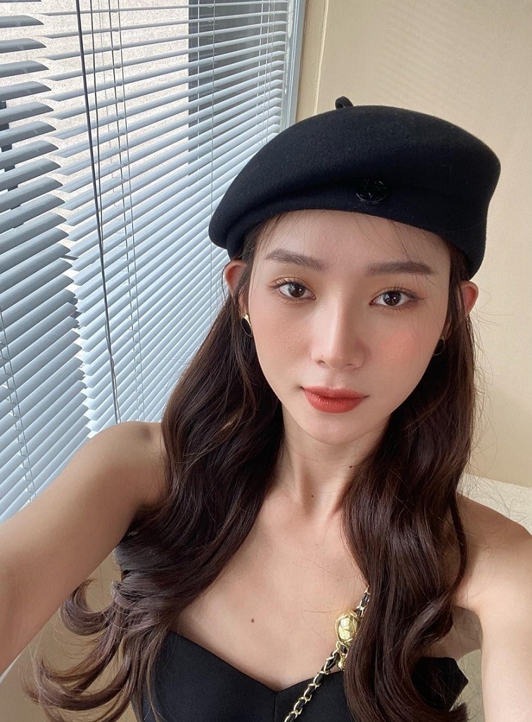 Cô thường trang điểm đậm theo phong cách ulzzang Hàn Quốc.