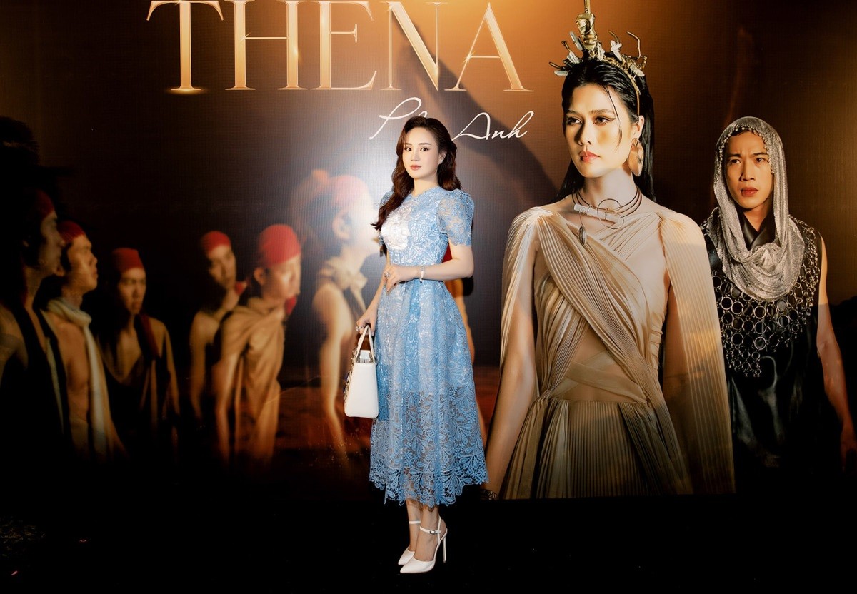 Hoa hậu Đỗ Thị Hà và ca sĩ Vy Oanh