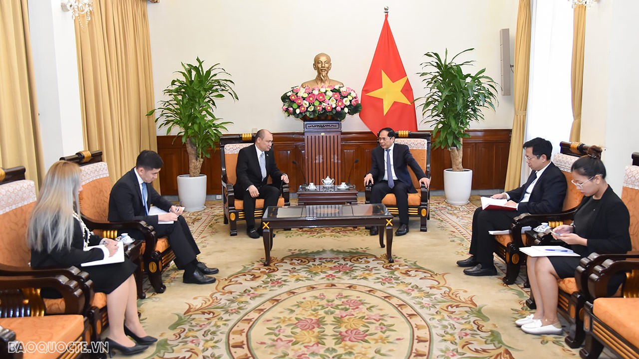 Sáng 11/10, tại Trụ sở Bộ, Bộ trưởng Ngoại giao Bùi Thanh Sơn đã tiếp Đại sứ Kazakhstan Kanat Tumysh đến chào xã giao nhân nhận nhiệm kỳ công tác tại Việt Nam. (Ảnh: Tuấn Anh)