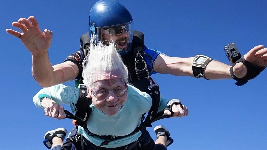 Mỹ: Cụ bà 104 tuổi phá kỷ lục là người nhảy dù lớn tuổi nhất thế giới