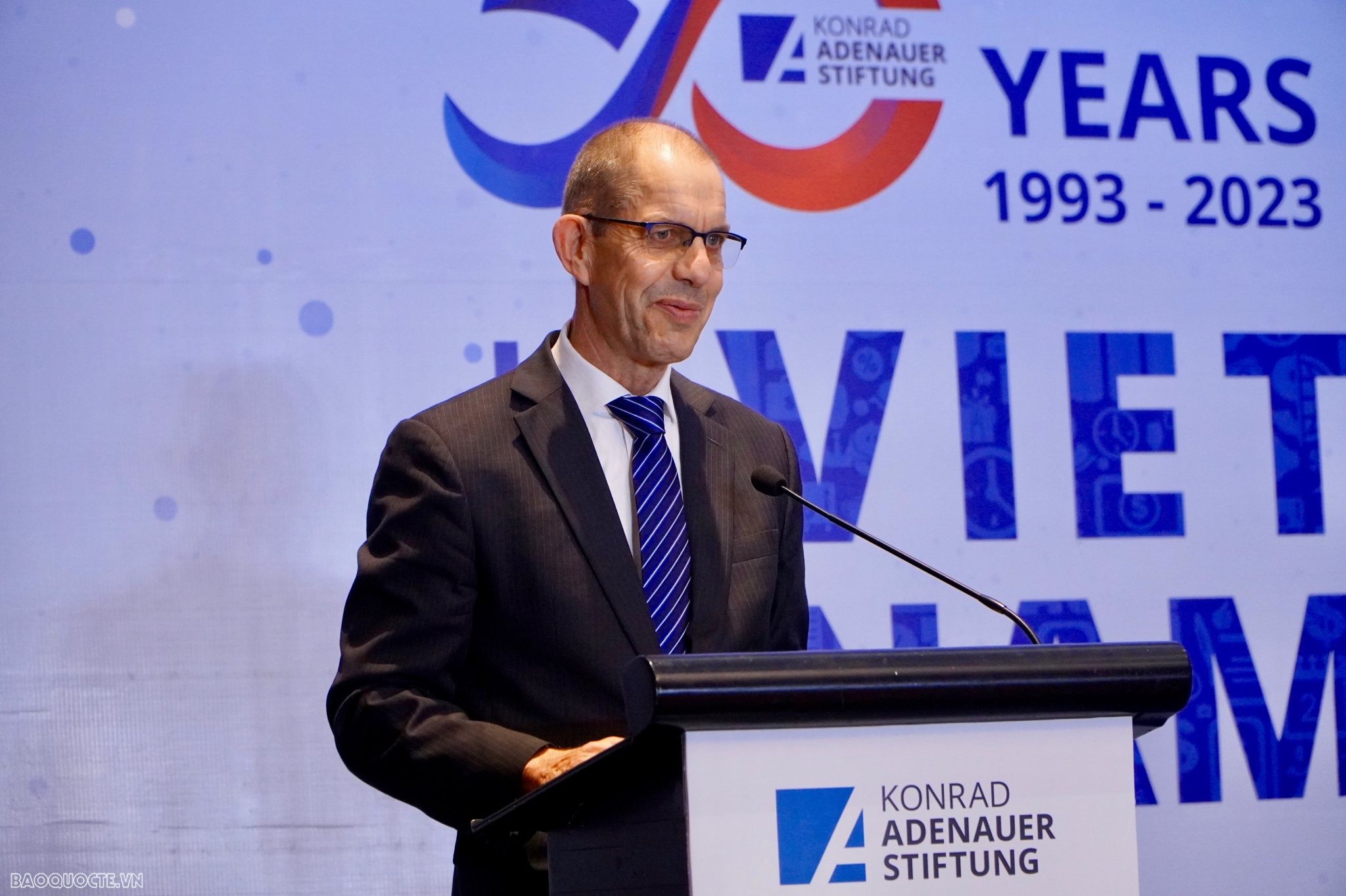 Phó Tổng thư ký, Trưởng ban hợp tác Châu Âu và Quốc tế, Viện KAS Trung ương tại Berlin TS. Gerhald Wahlers phát biểu tại Lễ kỷ niệm. (Ảnh: Tuấn Việt)