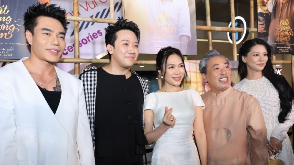 Nhiều nghệ sĩ Việt và gia đình rạng rỡ trên thảm đỏ, mừng ra mắt phim 'Đất rừng phương Nam'