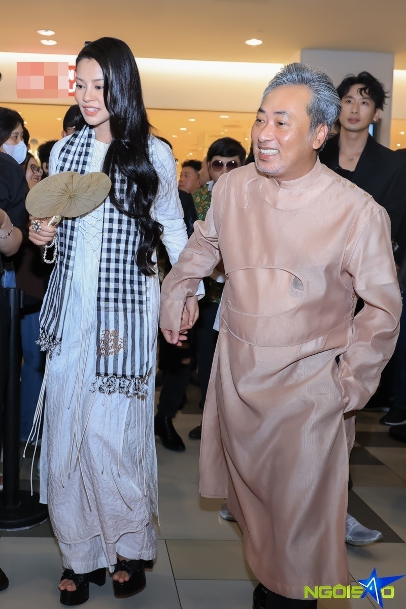 Nhiều nghệ sĩ Việt và gia đình rạng rỡ trên thảm đỏ, mừng ra mắt phim 'Đất rừng phương Nam'