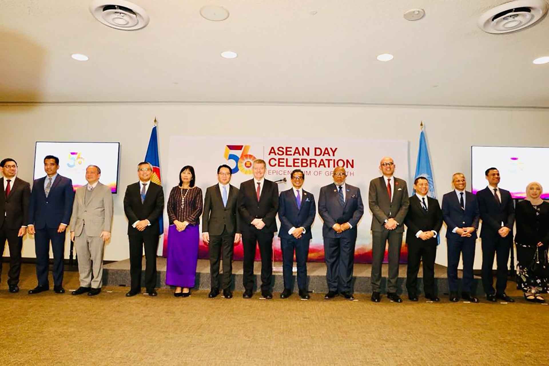 Các đại biểu chụp ảnh lưu niệm.