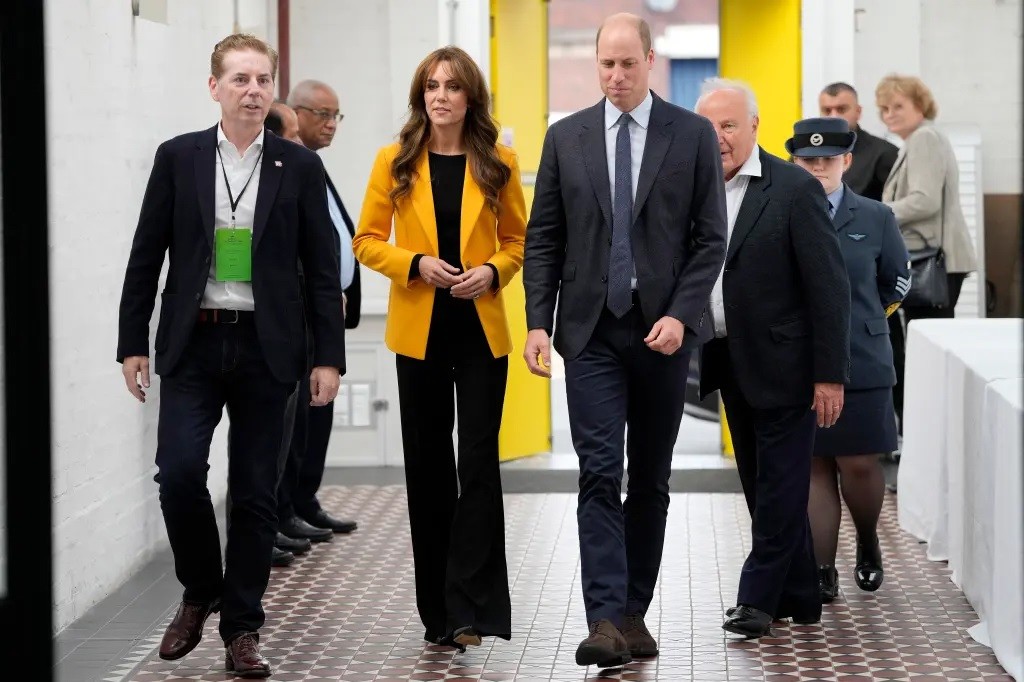 Đầu tuần này, Vương phi xứ Wales Kate Middleton và Thân vương William cùng đại diện cho Royal Foundation đến trung tâm Factory Works của Birmingham tổ chức sự kiện nhân Ngày sức khỏe tâm thần thế giới mang tên Ý nghĩa trang phục của Vương phi xứ Wales Kate Middleton nhân Ngày sức khỏe tâm thần thế giới