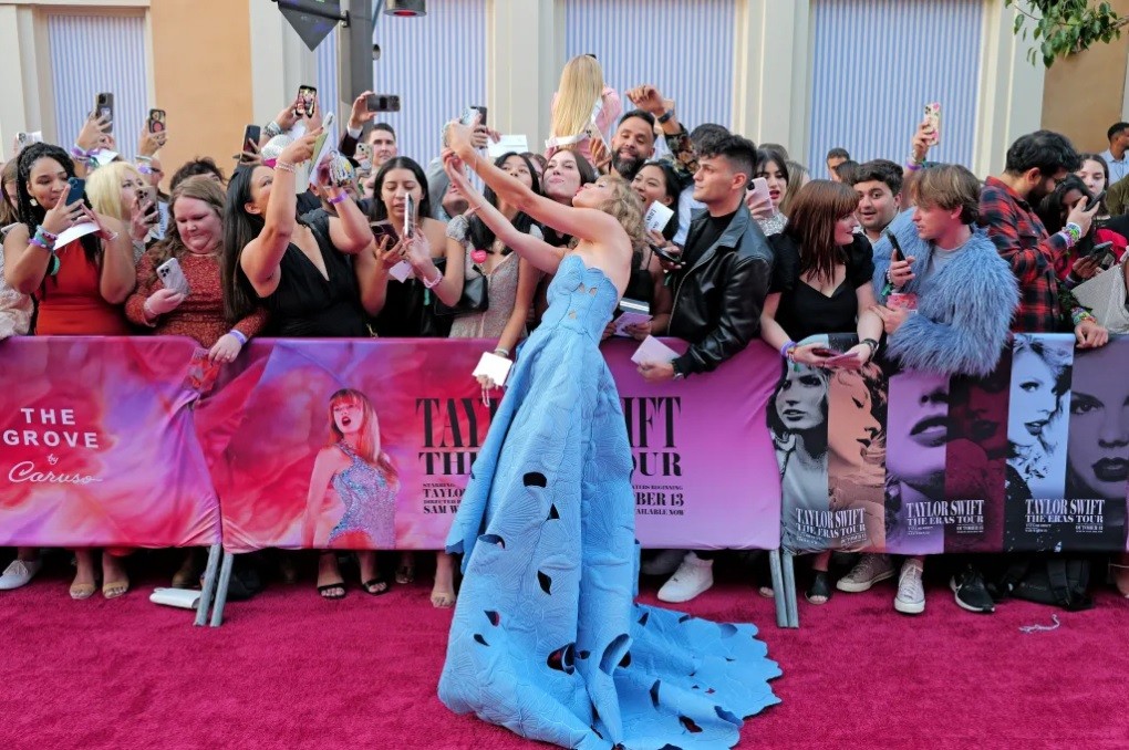 Cô nhiệt tình giao lưu với người hâm mộ đứng bên ngoài trung tâm. Theo Mail, hơn 2.200 fan đã tới sự kiện này để được gặp và giao lưu với Taylor. 