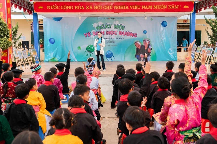 Đến với Ngày hội Vệ sinh học đường tại Trường PTDTBT TH&THCS Sính Lủng, huyện Đồng Văn, Hà Giang, Hoa hậu Thế giới Việt Nam 2019 Lương Thùy Linh đưa ra những câu đố vui về chủ đề vệ sinh, vừa tạo không khí vui nhộn, vừa bổ sung cho các em học sinh một số kiến thức cơ bản.