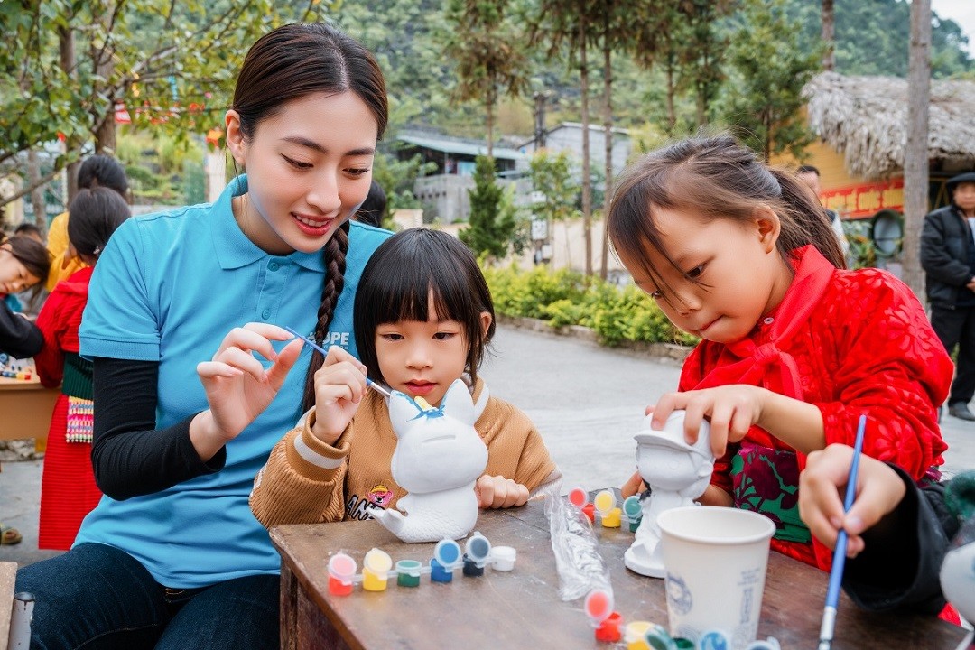 Hoa hậu Lương Thùy Linh và hoạt động cộng đồng ý nghĩa với trẻ em Đồng Văn, Hà Giang