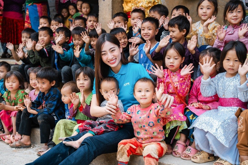 Có mặt tại huyện Đồng Văn chiều ngày 10/10, Hoa hậu Lương Thùy Linh giao lưu cùng học sinh điểm trường Dình Lủng, trường PTDTBT TH&THCS Tả Phìn, 1 trong 20 điểm trường được tài trợ xây nhà vệ sinh mới tại Đồng Văn. 