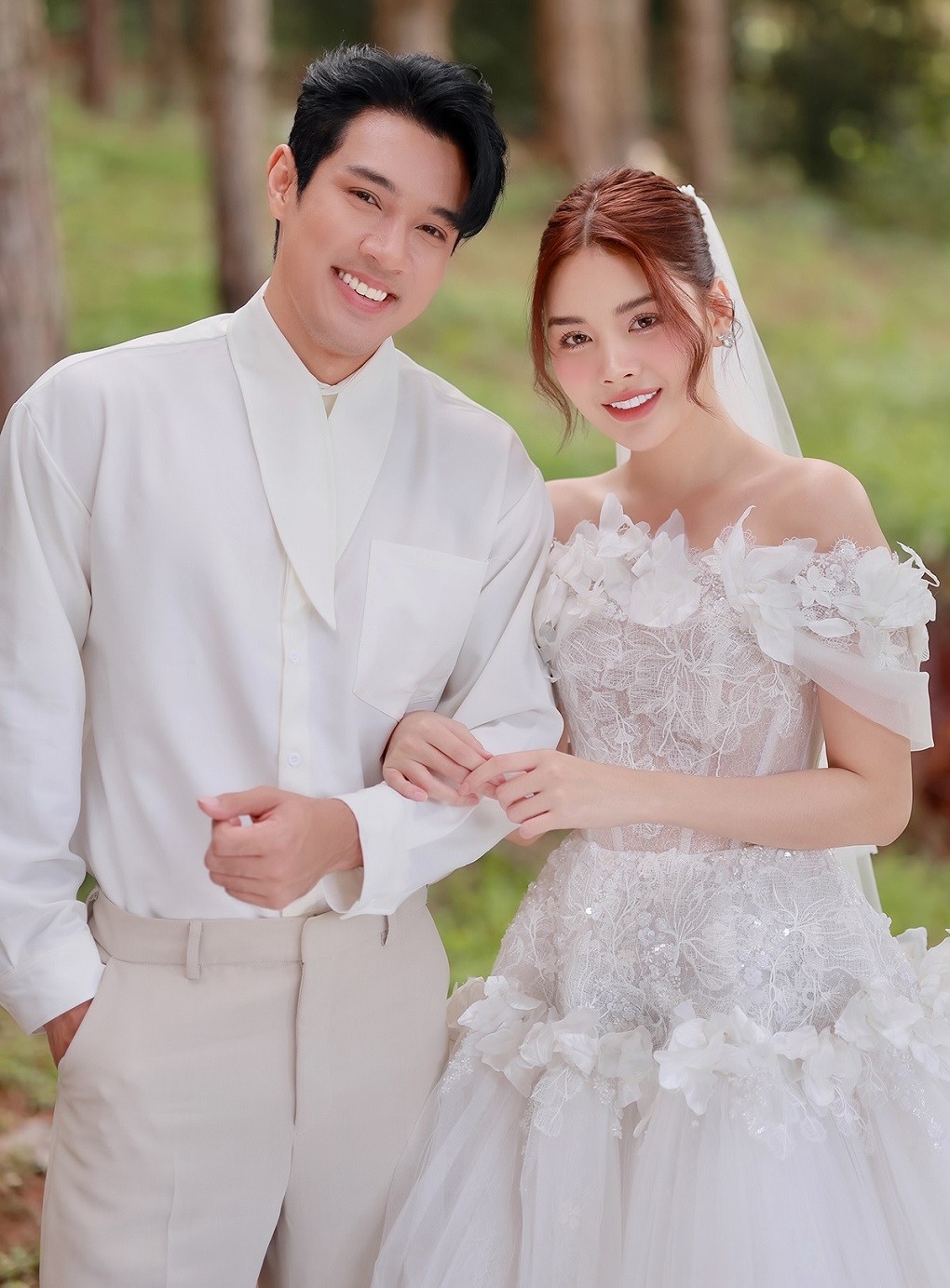 Diễn viên Đan Tiên (phải) đóng nữ phụ trong MV của Bảo Thy - cô gái đến sau được Topz yêu và cưới.