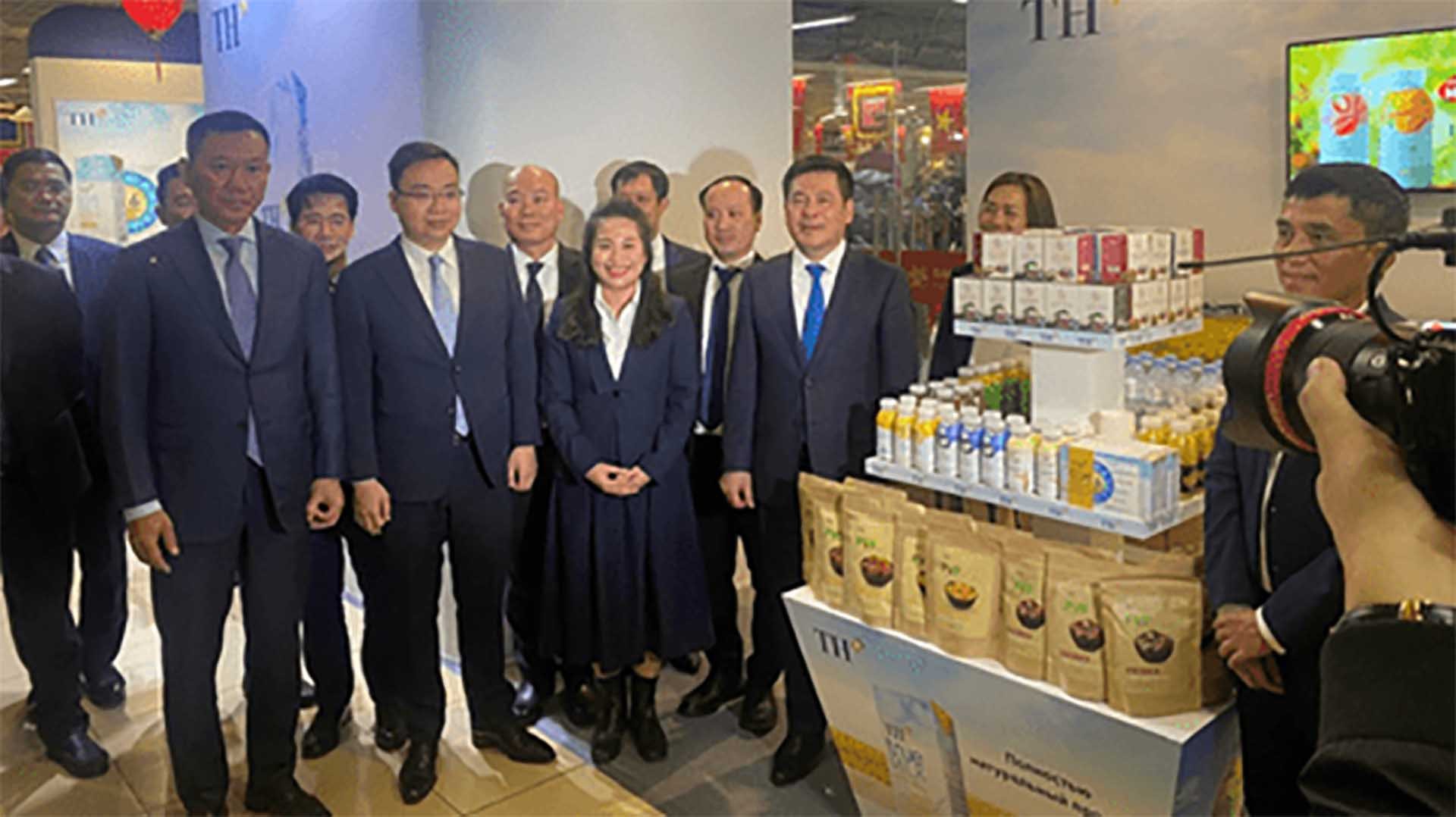 Bộ trưởng Bộ Công Thương Nguyễn Hồng Diên và các đại biểu thăm gian hàng của các doanh nghiệp Việt Nam.