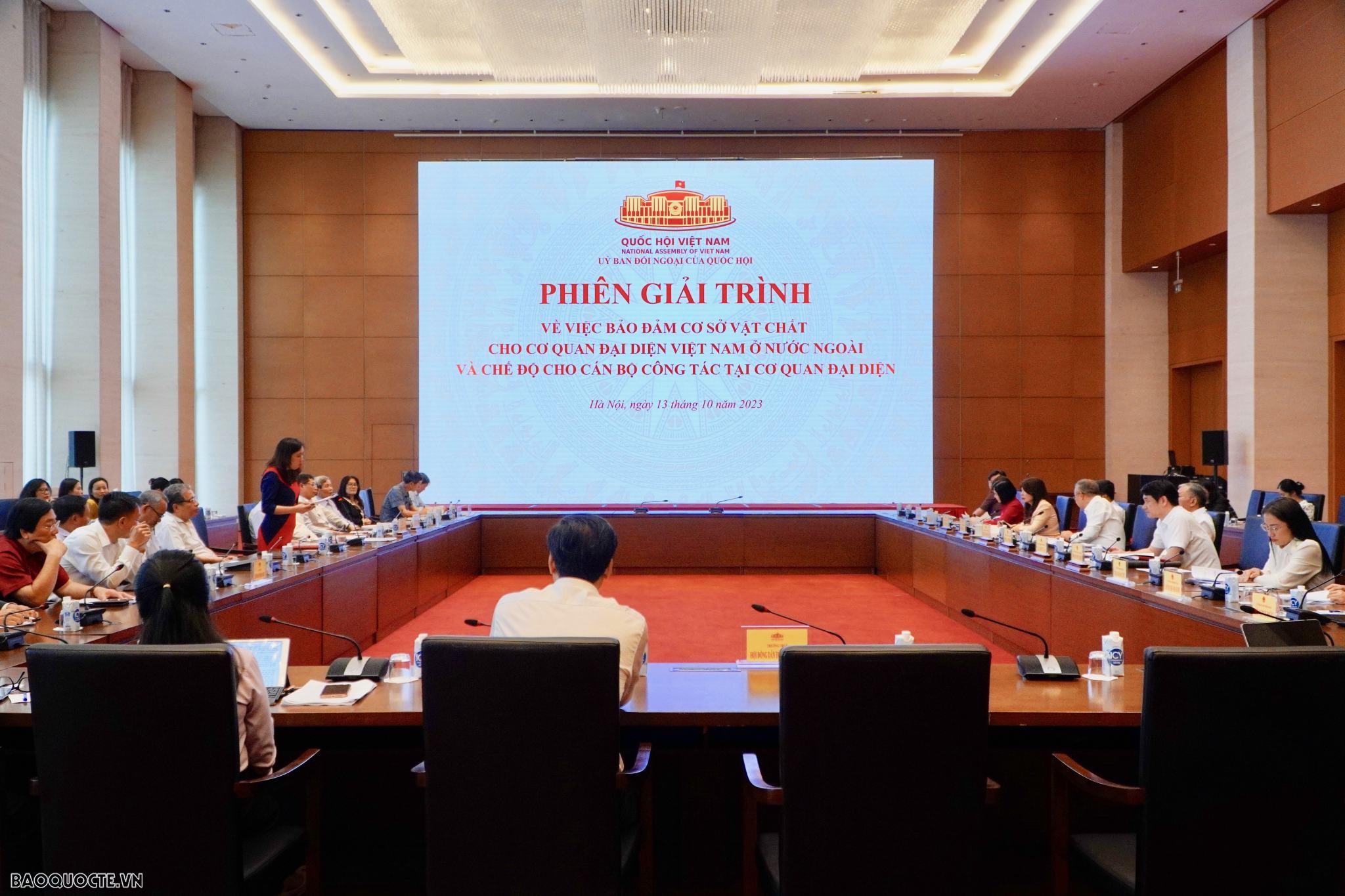 Các đại biểu tham gia Phiên giải trình xem những thước phim về những khó khăn mà các cán bộ ở cơ quan đại diện Việt Nam ở nước ngaoài đang gặp phải. (Ảnh: Tuấn Việt)