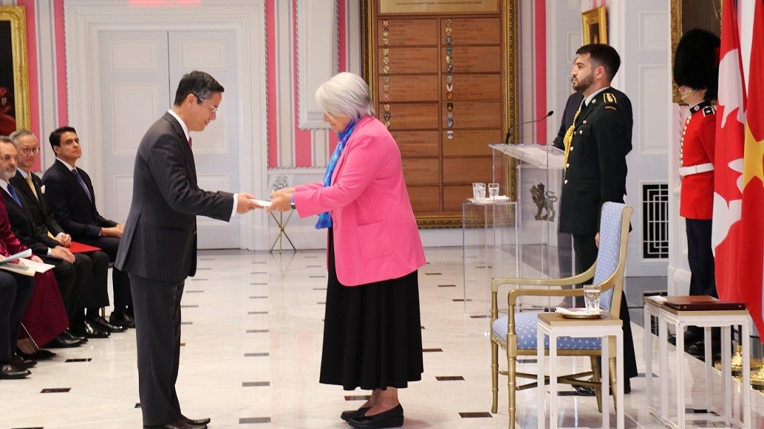 Đại sứ Phạm Vinh Quang trình Quốc thư lên Toàn quyền Canada