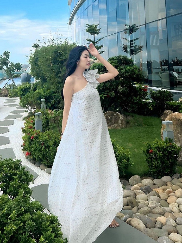 Á hậu Thúy Vân gắn liền với những bộ đầm suông rộng, chất liệu mềm mại.