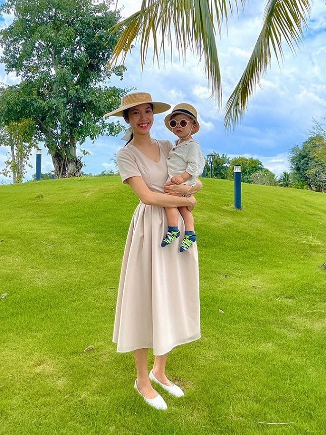 Có lúc Thúy Vân chọn đầm midi dáng xòe và tô điểm phong cách bằng mũ cói rộng vành.