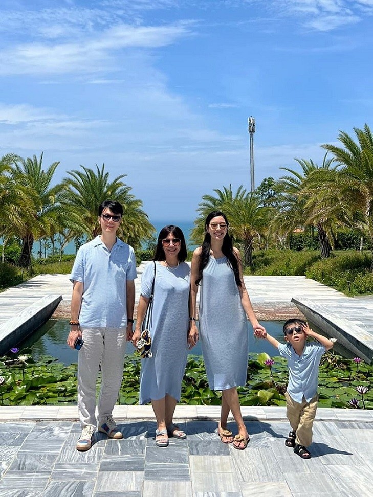 Nghỉ dưỡng cùng gia đình, bà xã doanh nhân Nhật Vũ chuẩn bị trang phục ton sur ton cho cả nhà để tạo kết nối đồng điệu.