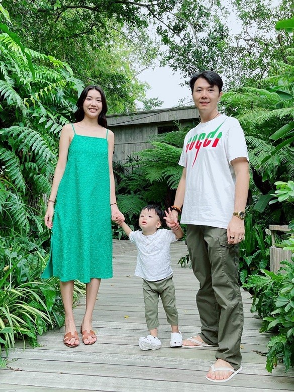 Với gam xanh lá chủ đạo, Á hậu Quốc tế 2015 khéo chọn tone rêu sẫm nam tính cho chồng và con trai. 