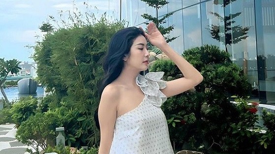 Á hậu Thúy Vân chọn trang phục đơn sắc, kiểu dáng thoáng mát khi đi nghỉ dưỡng