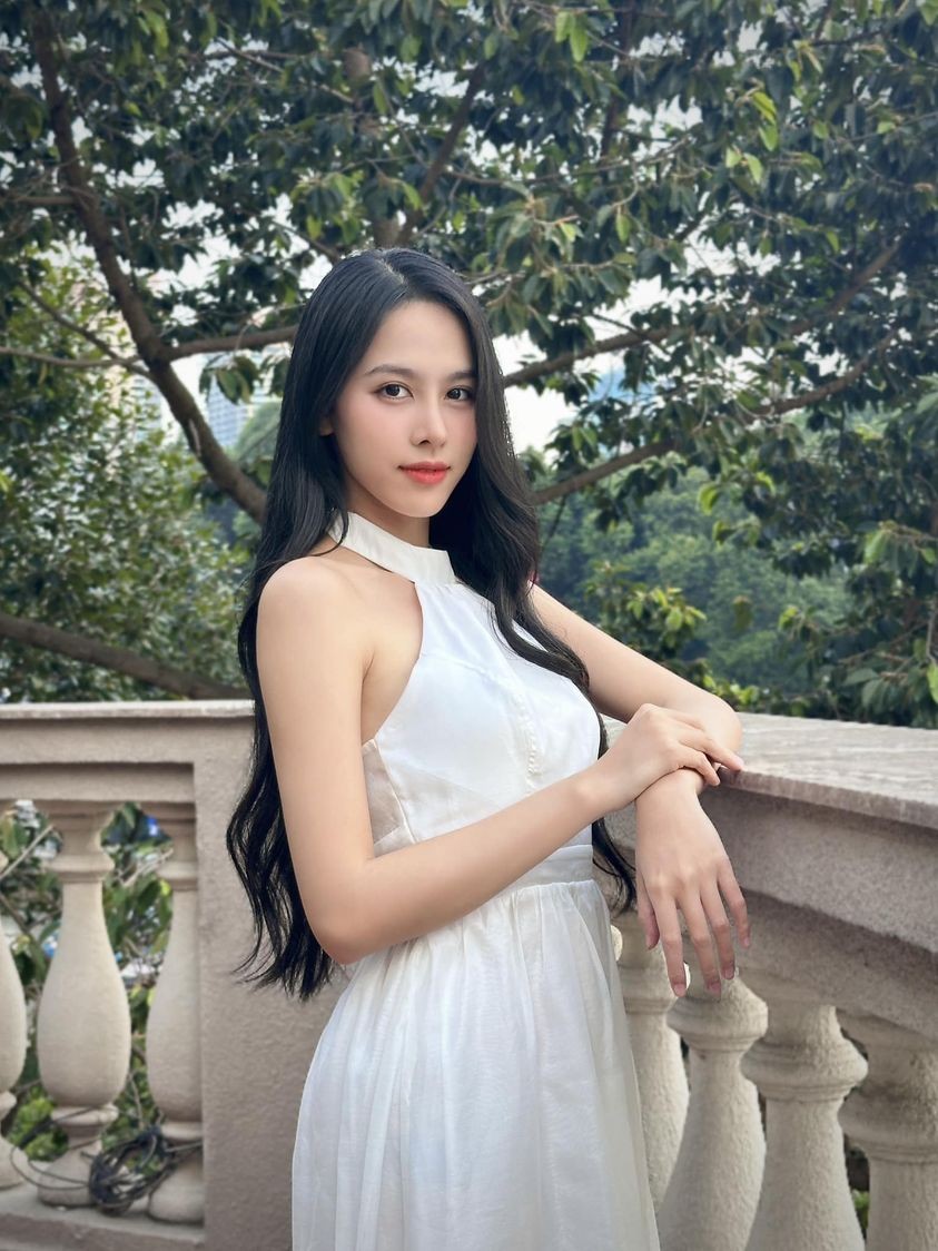 Á hậu Lê Nguyễn Ngọc Hằng dịu dàng, thanh lịch