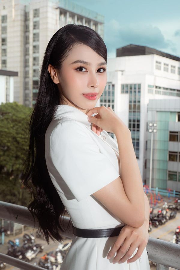 Á hậu Lê Nguyễn Ngọc Hằng dịu dàng, thanh lịch