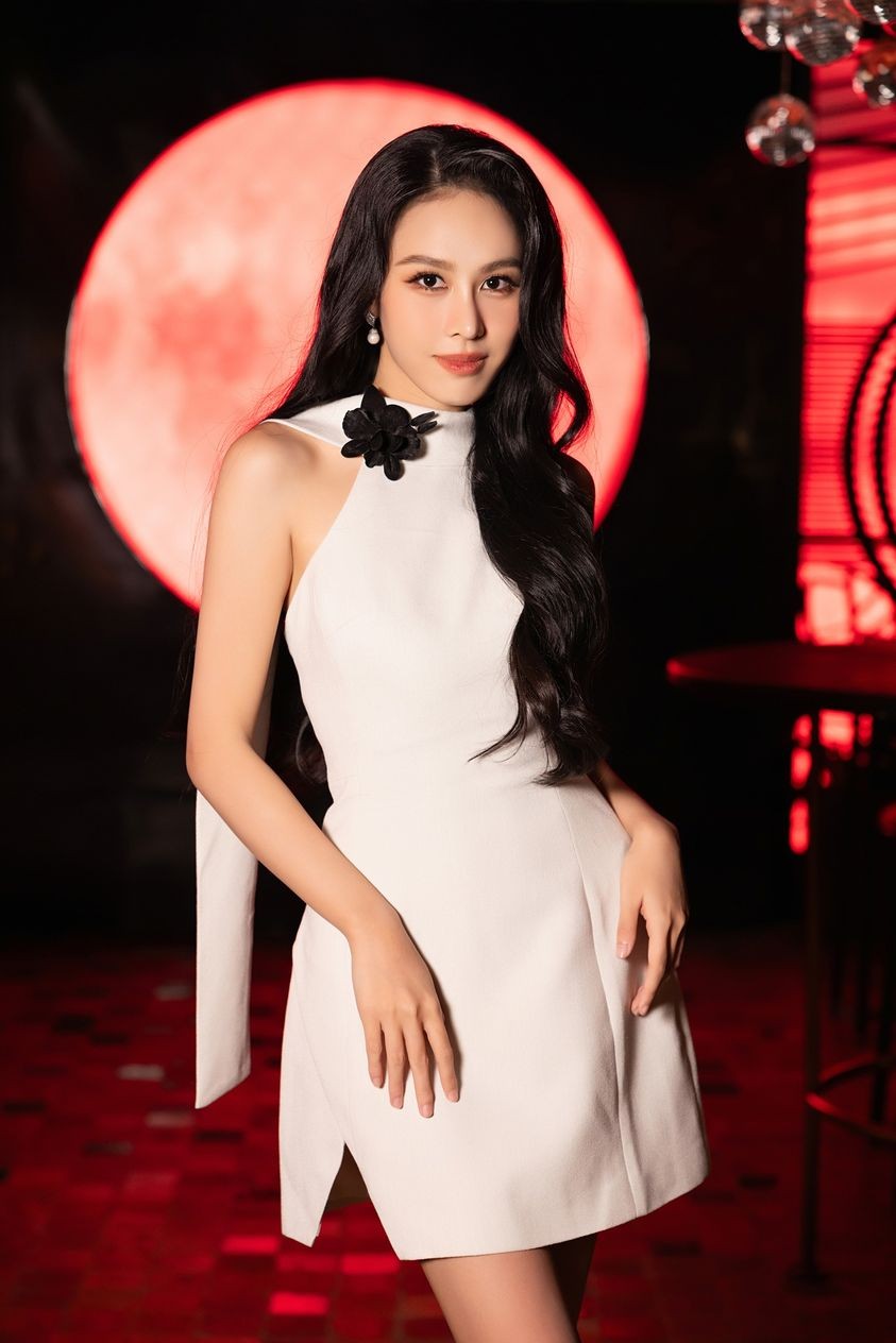 Á hậu Lê Nguyễn Ngọc Hằng dịu dàng, thanh lịch