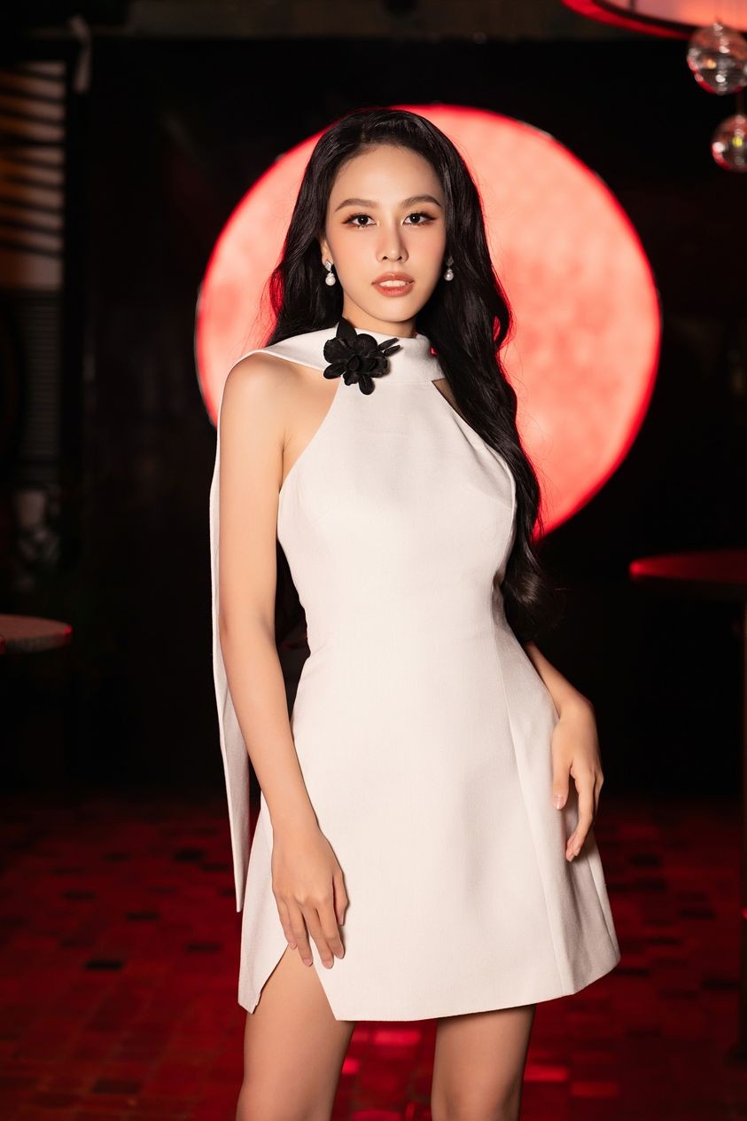 Á hậu Lê Nguyễn Ngọc Hằng dịu dàng, thanh lịch