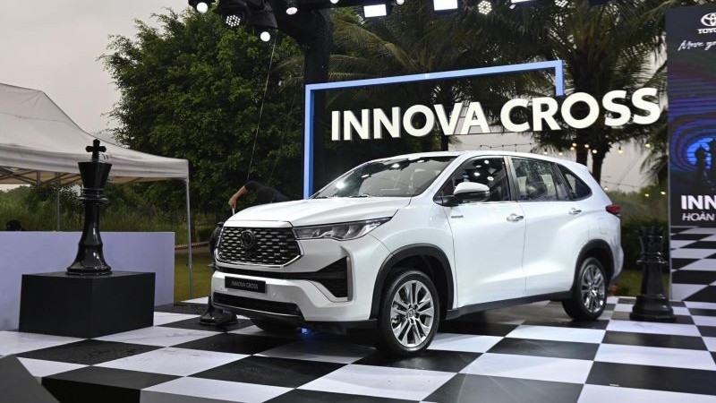 Cận cảnh Toyota Innova Cross 2.0HEV, giá 990 triệu đồng