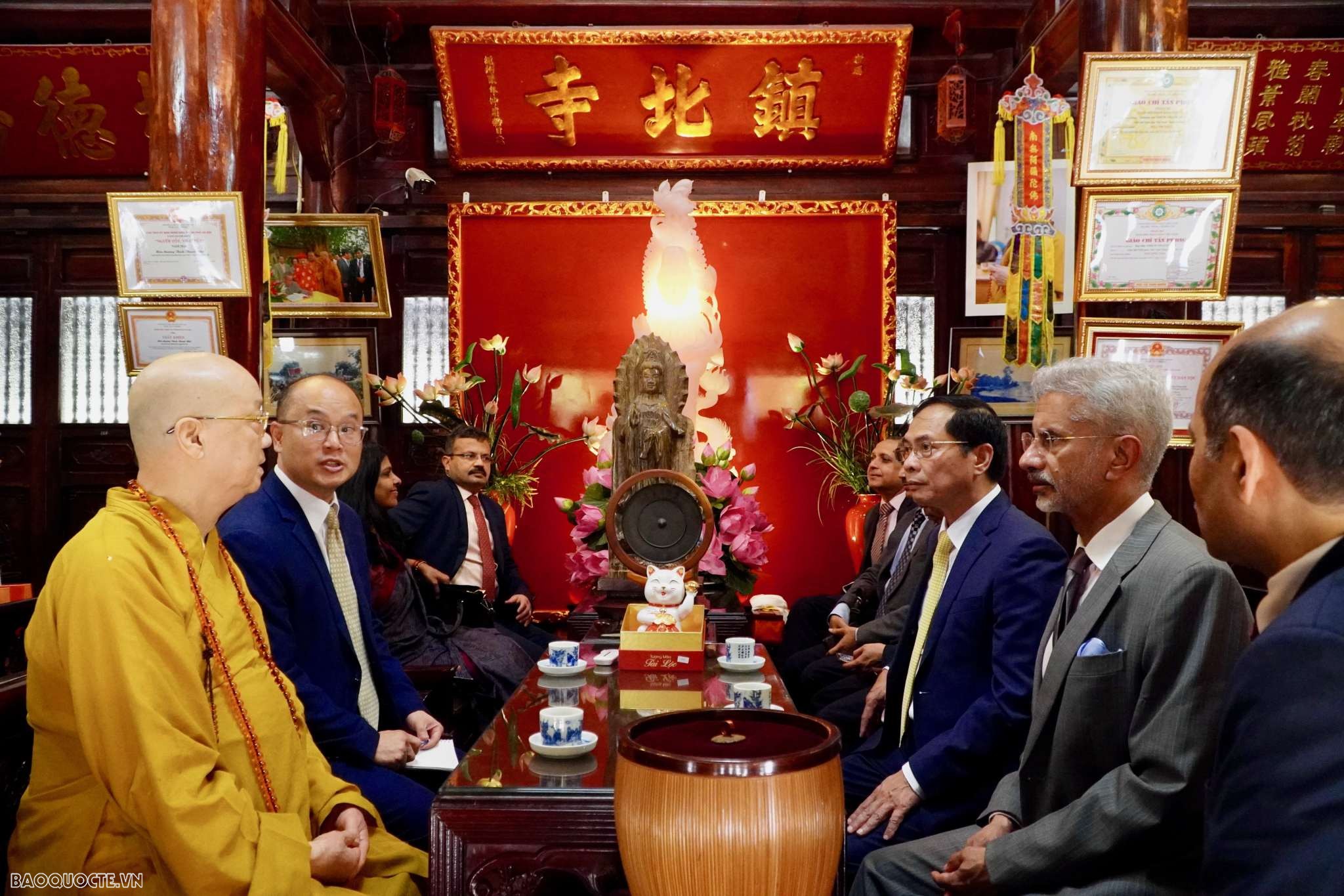 Bộ trưởng Ngoại giao Việt Nam và Ấn Độ thăm chùa Trấn Quốc