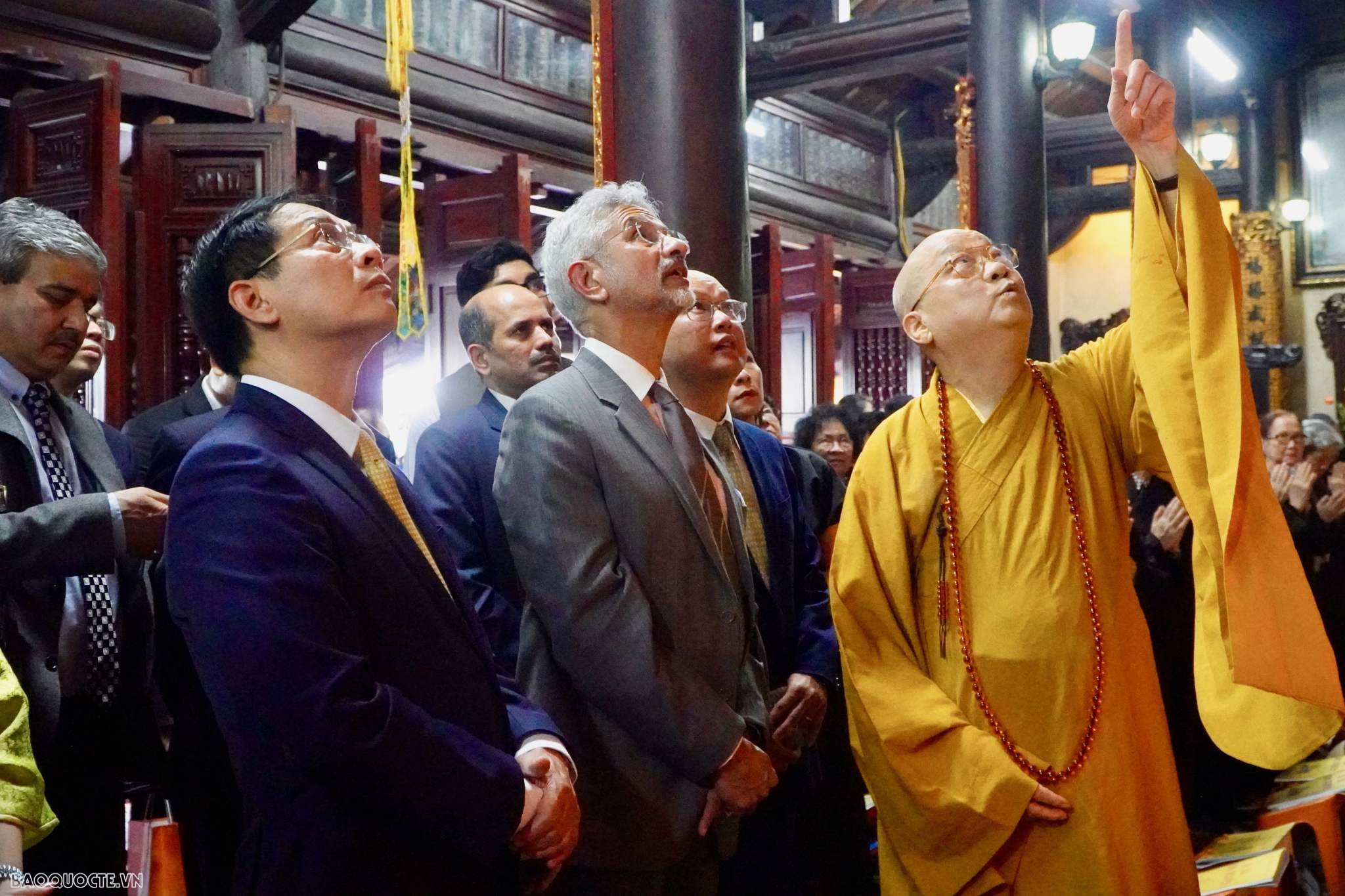 Bộ trưởng Ngoại giao Việt Nam và Ấn Độ thăm chùa Trấn Quốc