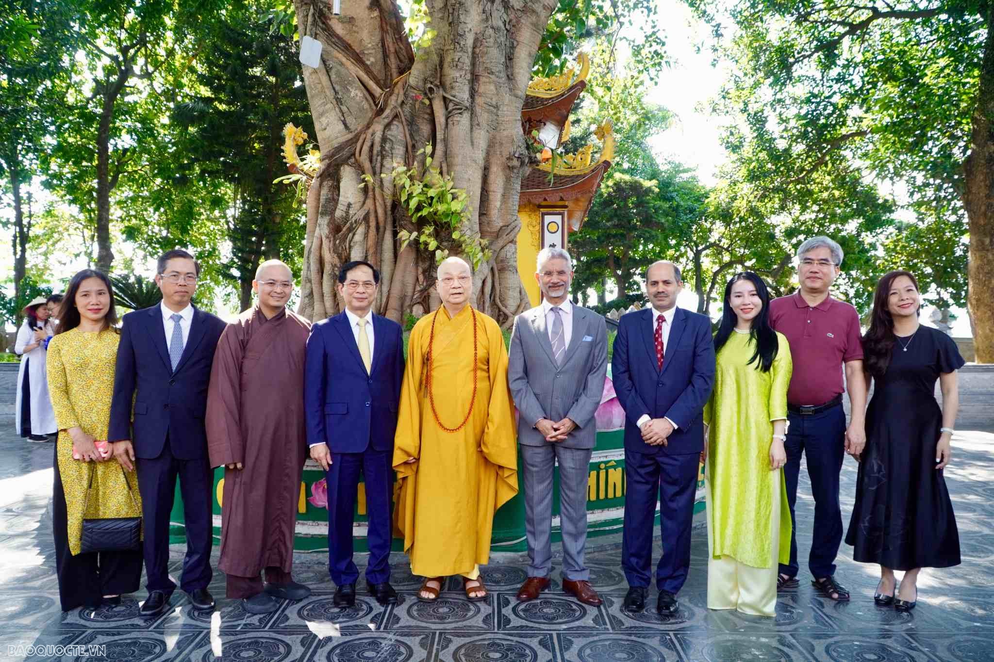 Bộ trưởng Ngoại giao Việt Nam và Ấn Độ thăm chùa Trấn Quốc