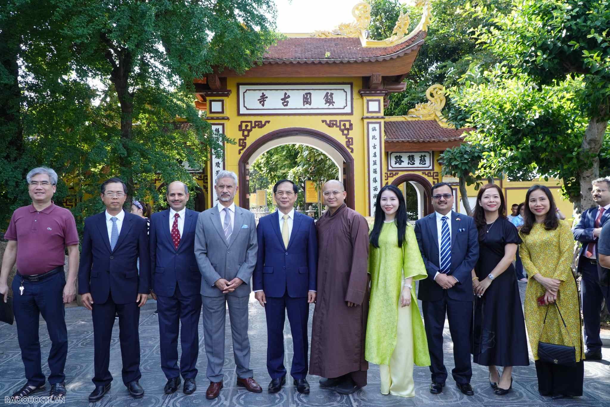 Bộ trưởng Ngoại giao Việt Nam và Ấn Độ thăm chùa Trấn Quốc