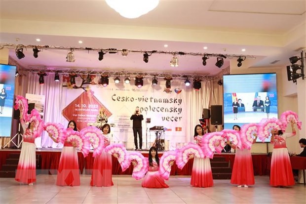 Ấm áp đêm giao lưu văn hóa Czech-Việt Ấm áp đêm giao lưu văn hóa Czech-Việt