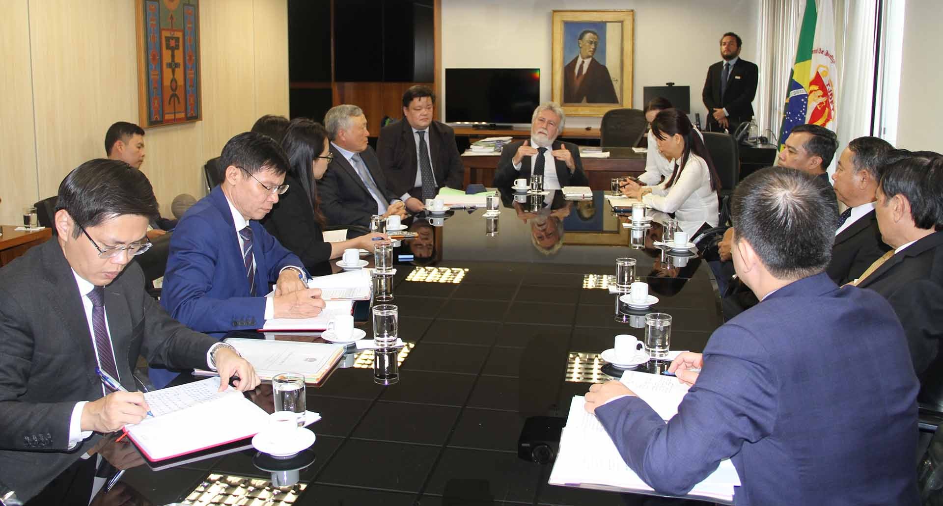 Chánh án TANDTC Nguyễn Hòa Bình (bên trái) làm việc với Thẩm phán Jose Cruz Macedo, Chủ tịch Tòa án Công lý lãnh thổ và quận liên bang Brazil.