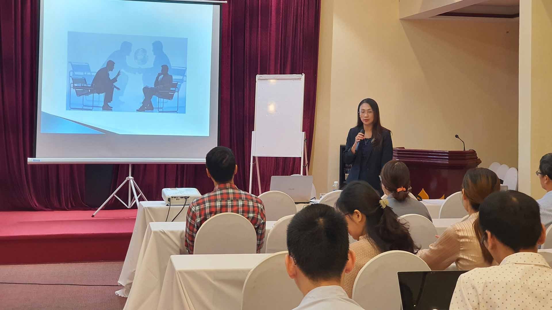 ThS. Châu Mai Anh, Phó Cục trưởng Cục Lễ tân Nhà nước, Bộ Ngoại giao giảng bài tại khóa bồi dưỡng. ThS. Châu Mai Anh, Phó Cục trưởng Cục Lễ tân Nhà nước, Bộ Ngoại giao giảng bài tại khóa bồi dưỡng.