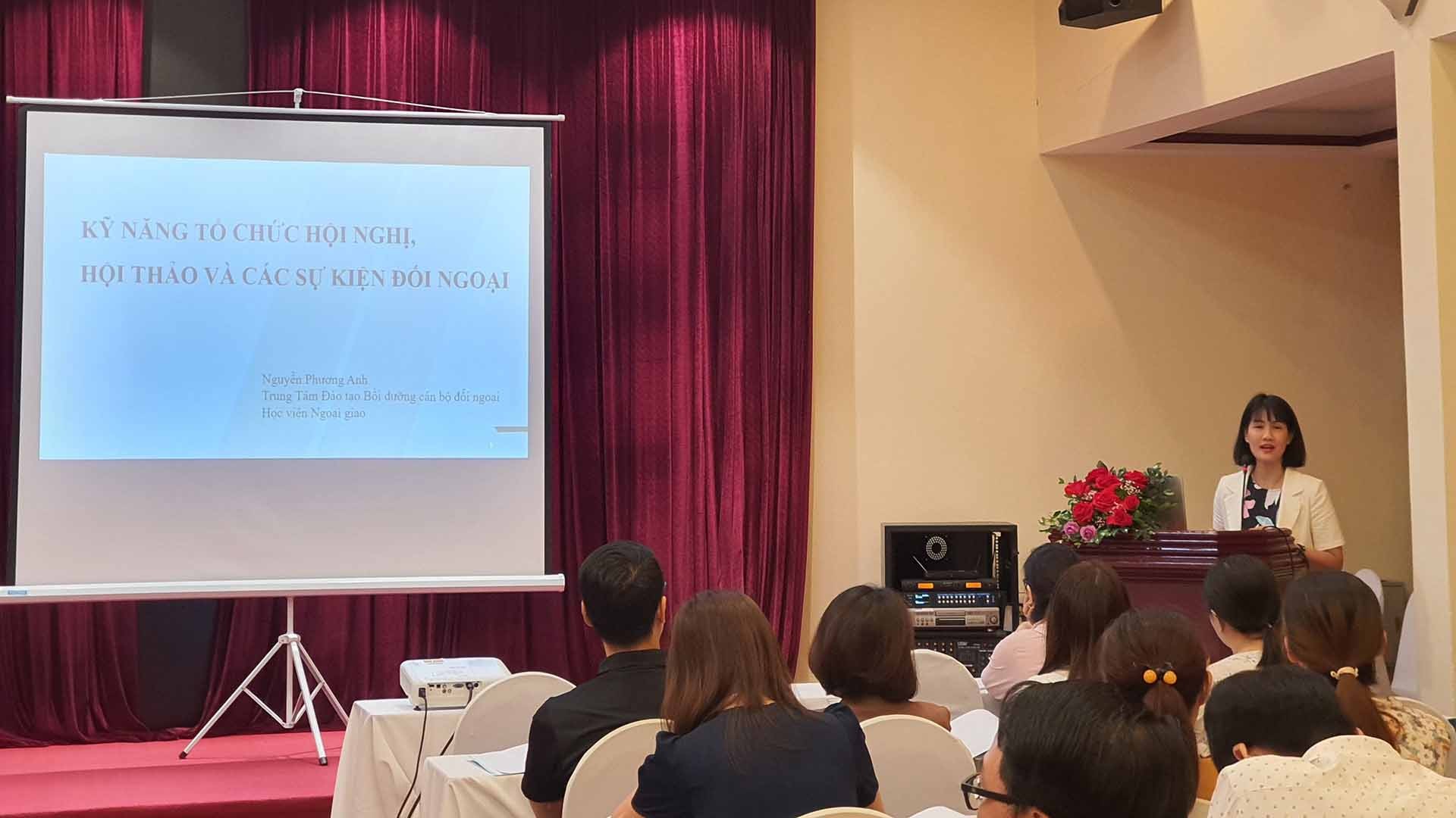 ThS. Nguyễn Phương Anh, Phó Giám đốc Trung tâm FOSET, Học viện Ngoại giao giảng bài tại khóa bồi dưỡng. ThS. Nguyễn Phương Anh, Phó Giám đốc Trung tâm FOSET, Học viện Ngoại giao giảng bài tại khóa bồi dưỡng.