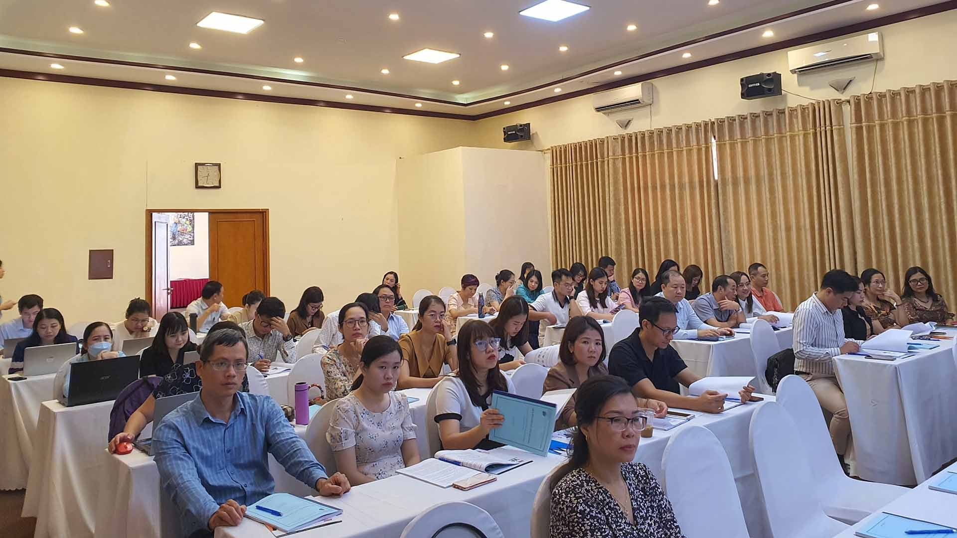Các học viên tham dự khóa bồi dưỡng. Các học viên tham dự khóa bồi dưỡng.