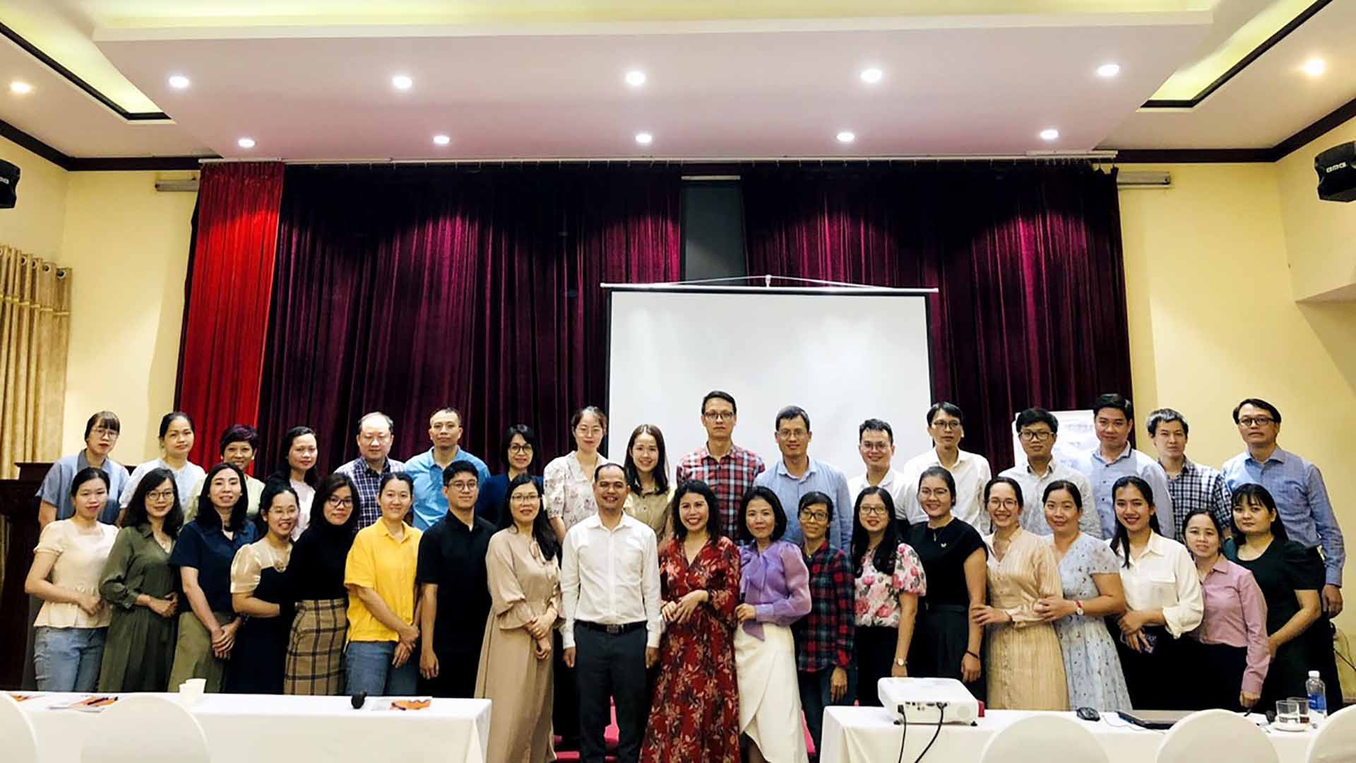 Các đại biểu chụp ảnh lưu niệm. Các đại biểu chụp ảnh lưu niệm.