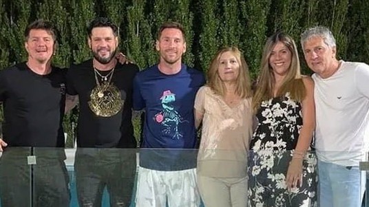 Đội tuyển Argentina: Lionel Messi dần hồi phục chấn thương, đi máy bay riêng về quê nhà thăm mẹ