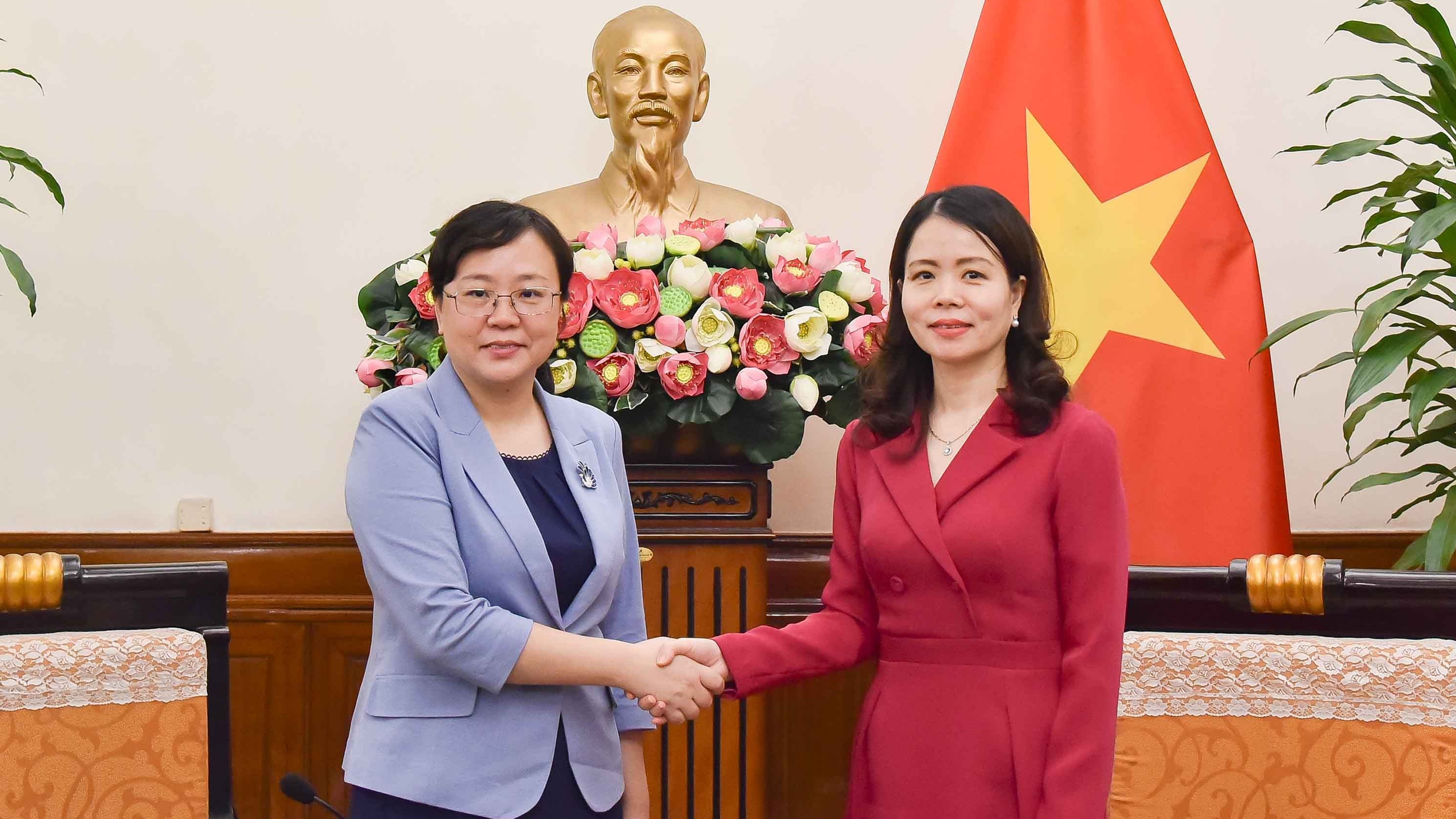 Thứ trưởng Ngoại giao Nguyễn Minh Hằng tiếp Phó Thị trưởng thành phố Trùng Khánh, Trung Quốc