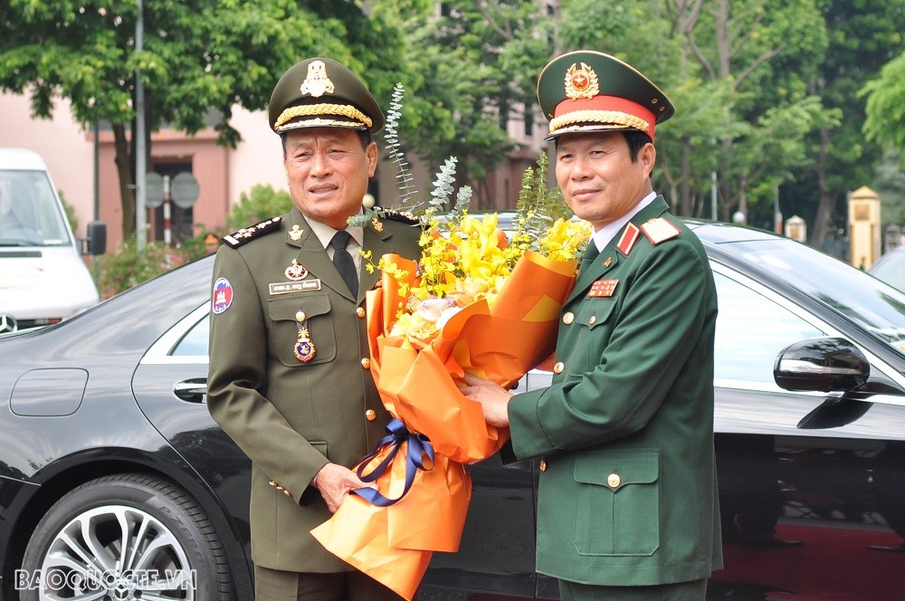 (10.17) Thứ trưởng Bộ Quốc phòng Nguyễn Tân Cương và Tổng Tư lệnh, Đại tướng Vong Pisen ngày 17/10. (Ảnh: Minh Quân)