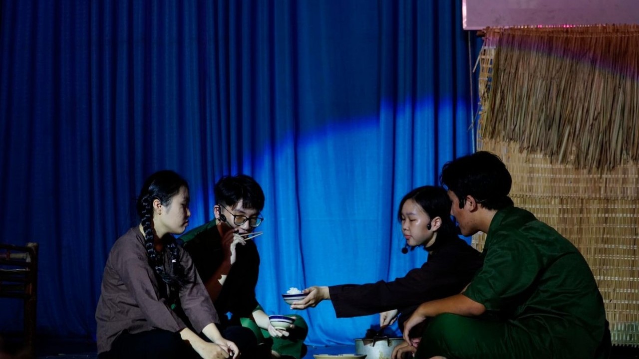 'Dưới ánh đèn sân khấu' - đổi mới phương pháp dạy, học Ngữ văn