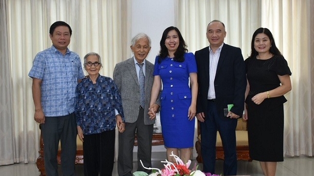 Thứ trưởng Lê Thị Thu Hằng chúc mừng hai Giáo sư kiều bào được thăng hạng Huân chương Bắc đẩu bội tinh