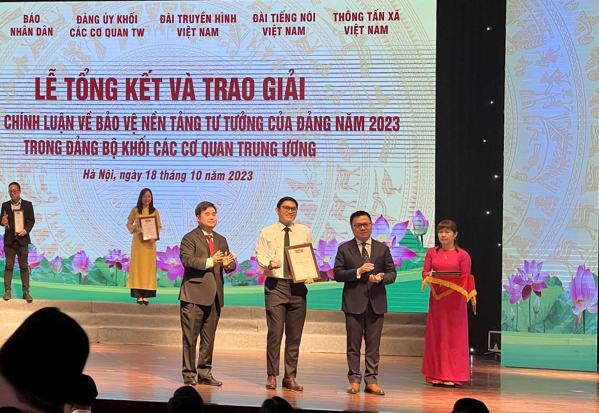 Đại diện nhóm tác giả Đoàn thanh niên Bộ Ngoại giao giành giải khuyến khích thể loại Phát thanh/Truyền hình/Video clip.