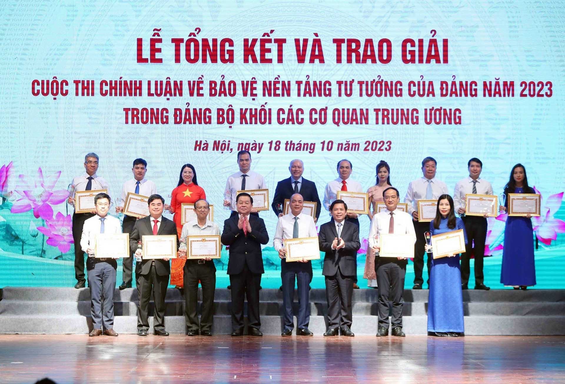 Đảng bộ Bộ Ngoại giao là 1 trong 16 tập thể có thành tích xuất sắc được Ban tổ chức tặng Bằng khen.