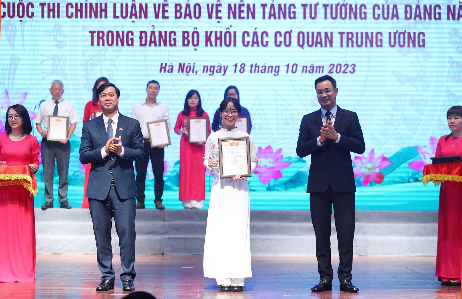 Đại diện nhóm tác giả Bộ Ngoại giao giành giải khuyến khích thể loại Báo