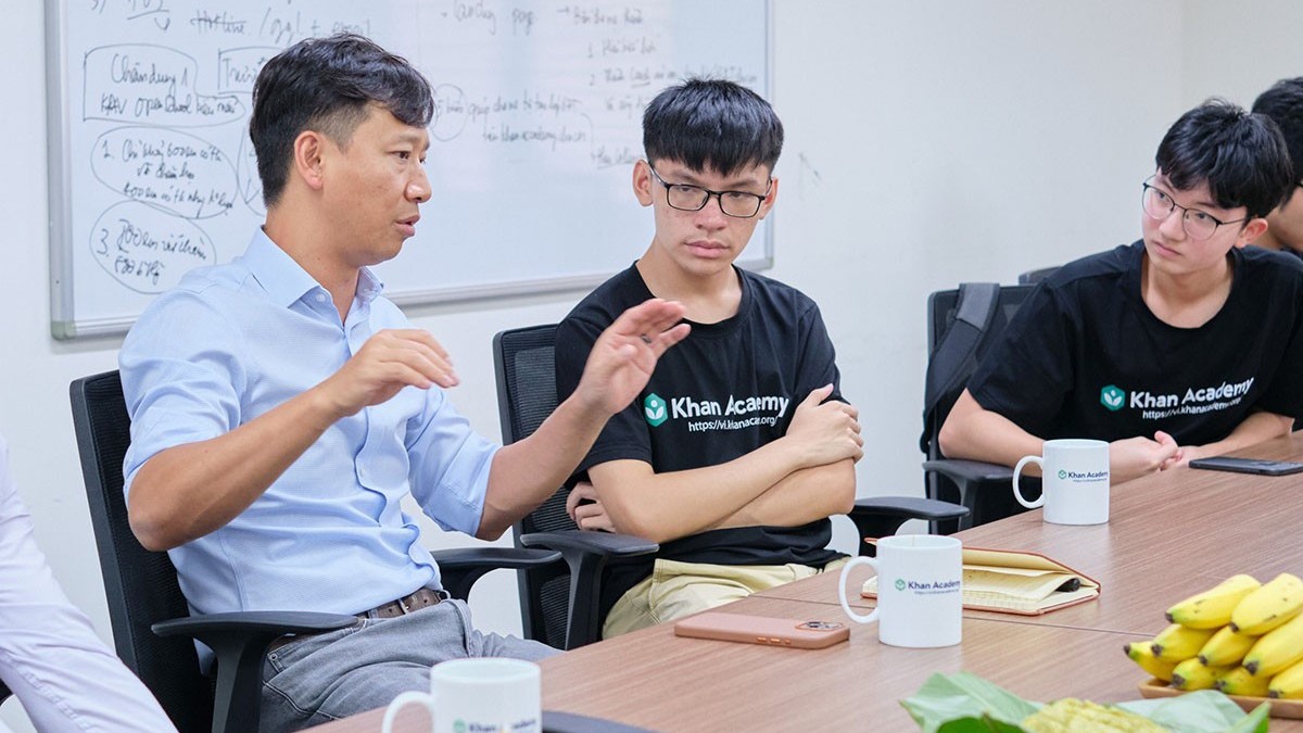 Đại diện College Board chia sẻ với học sinh Việt Nam về bài thi SAT: Đừng quá áp lực vào điểm số