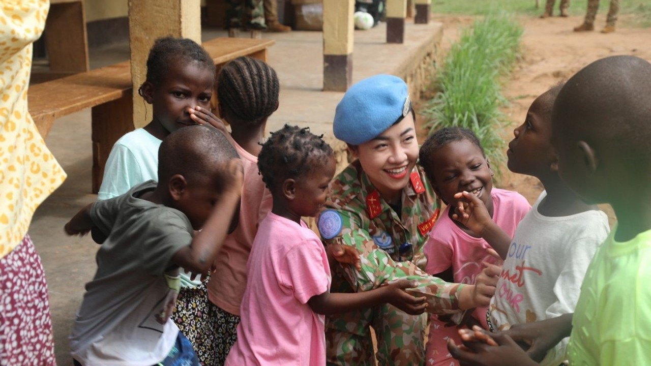 Ngày Phụ nữ Việt Nam (20/10): 'Bóng hồng' mũ nồi xanh kể chuyện đi gìn giữ hòa bình ở Cộng hòa Trung Phi