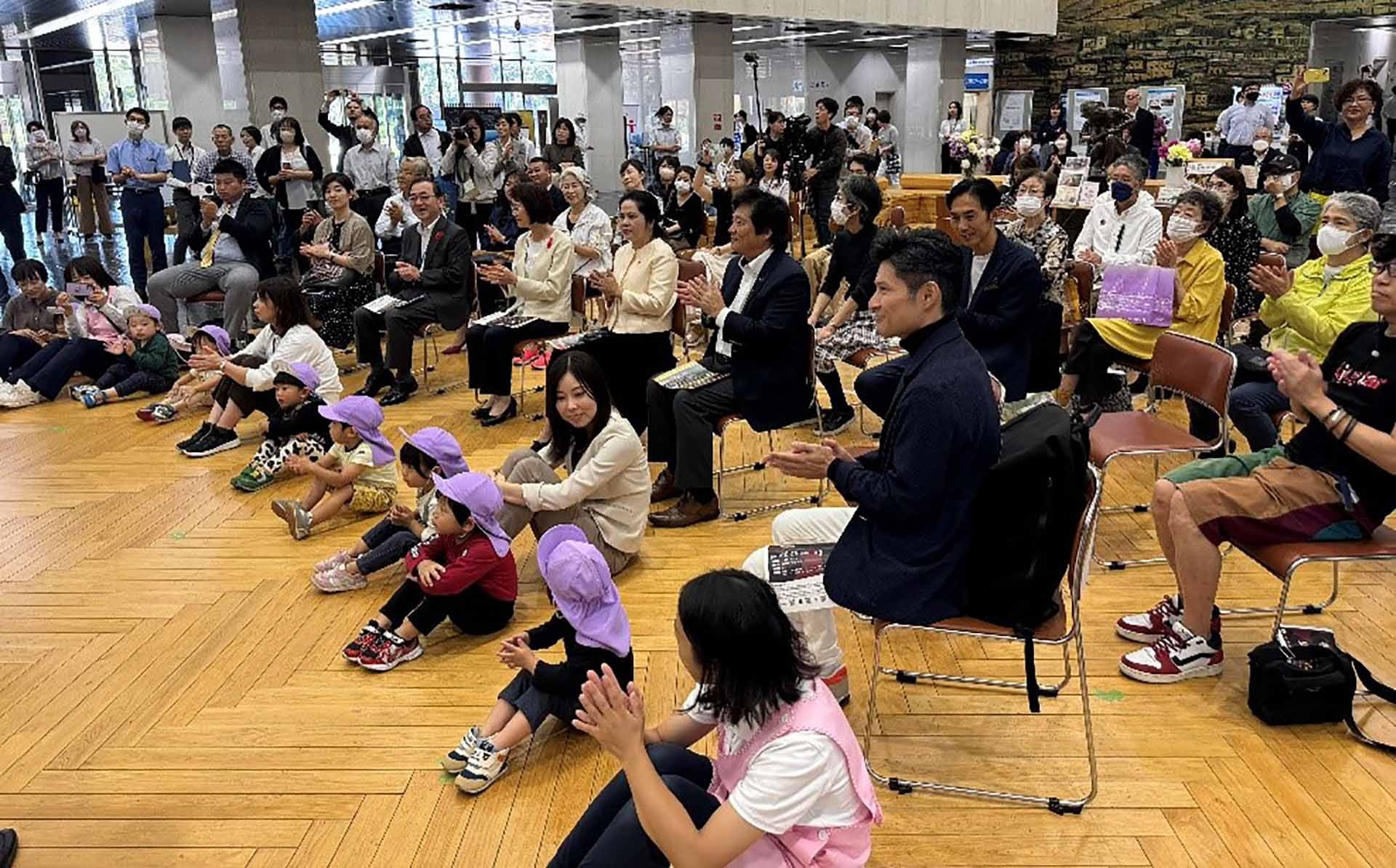 Khán giả vỗ tay hưởng ứng. Khán giả vỗ tay hưởng ứng.