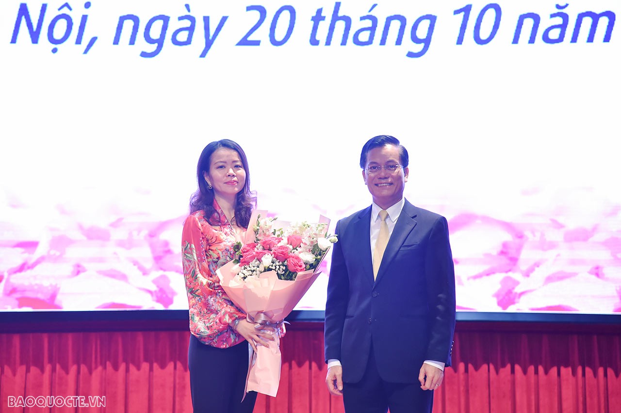 Cán bộ ngoại giao nữ luôn bản lĩnh và ý chí, nghị lực và sáng tạo, sự bao dung và lòng nhân ái